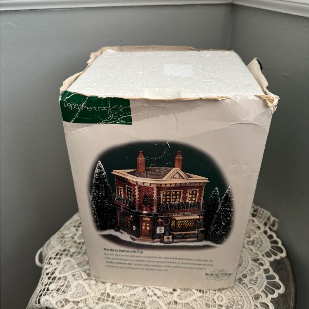 Department 56 Dickens' Village
Series The Horse and Hounds Pub - Picture 10 of 10